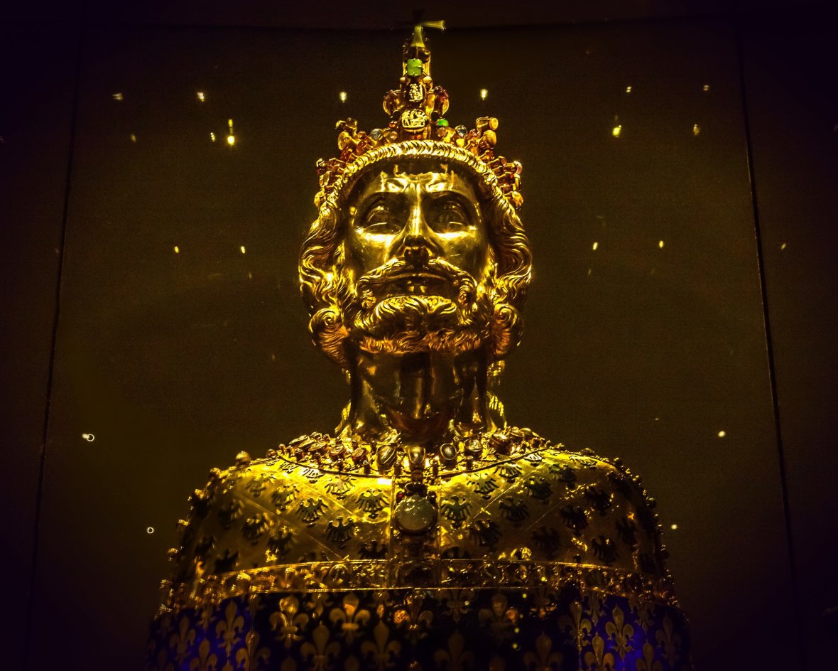 Le buste doré de Charlemagne datant du 14ème siècle scintille d'or dans le trésor de la cathédrale d'Aix-la-Chapelle.