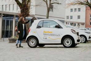 Mobilité électrique Une femme recharge une voiture électrique de la flotte d'Aix-la-Chapelle.