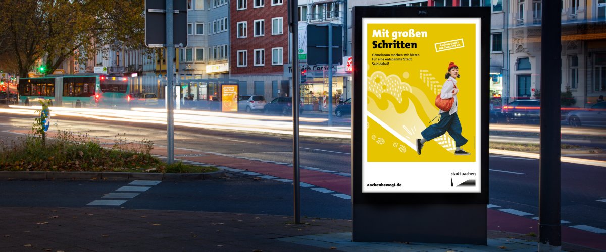 Arrêt de bus avec bus au crépuscule avec installation d'affichage au premier plan Kaiserplatz Aachen