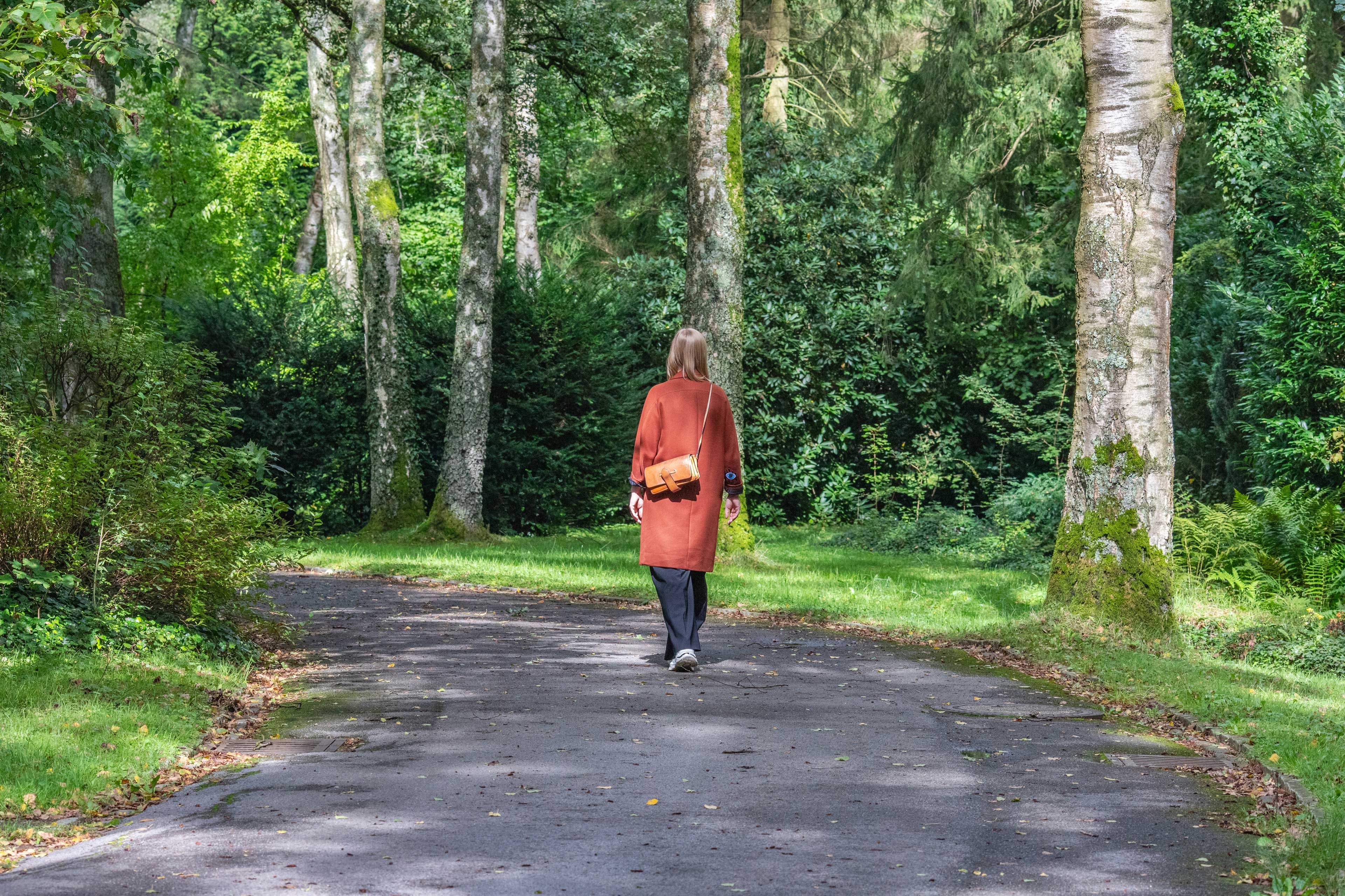Cimetière de la forêt Une personne se promène sur un chemin dans le cimetière de la forêt.