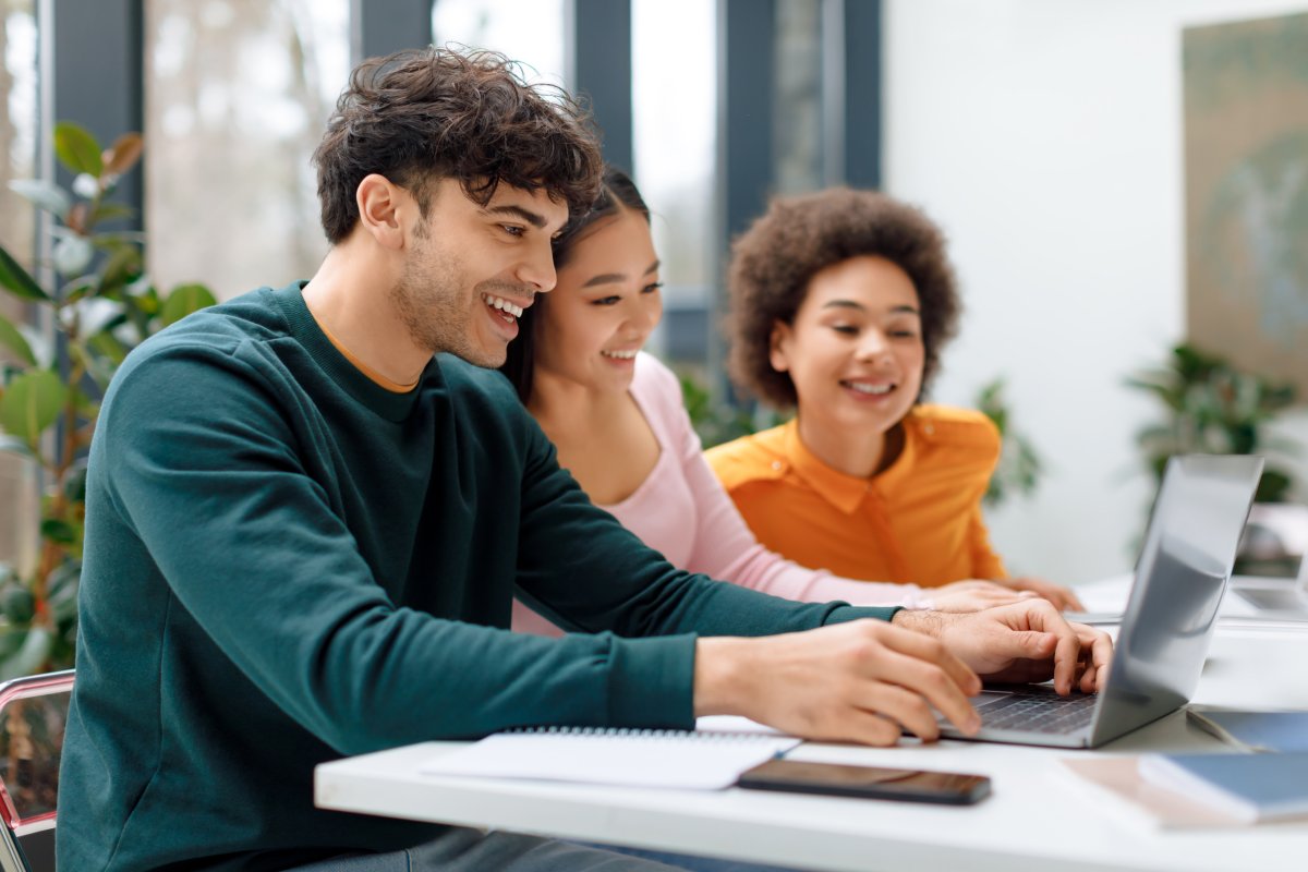 Un groupe diversifié d'étudiants qui travaillent ensemble sur un projet.