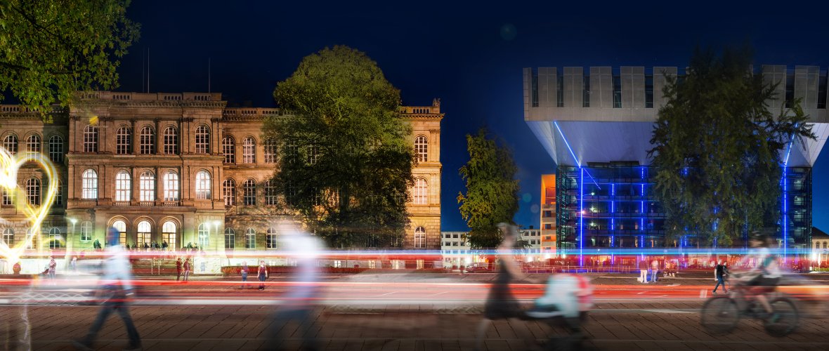 Panorama composé avec le SuperC la nuit et un cœur dessiné par la lumière.