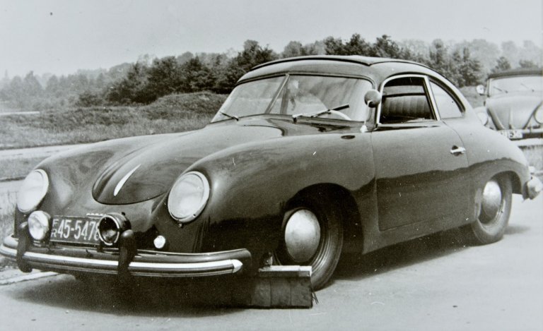 La voiture-balai de la douane pour repousser les pattes d'oie éjectées