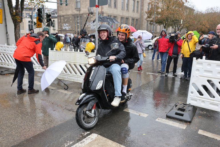 Les scootéristes à la barrière du pont, qui partent directement avec l'ouverture