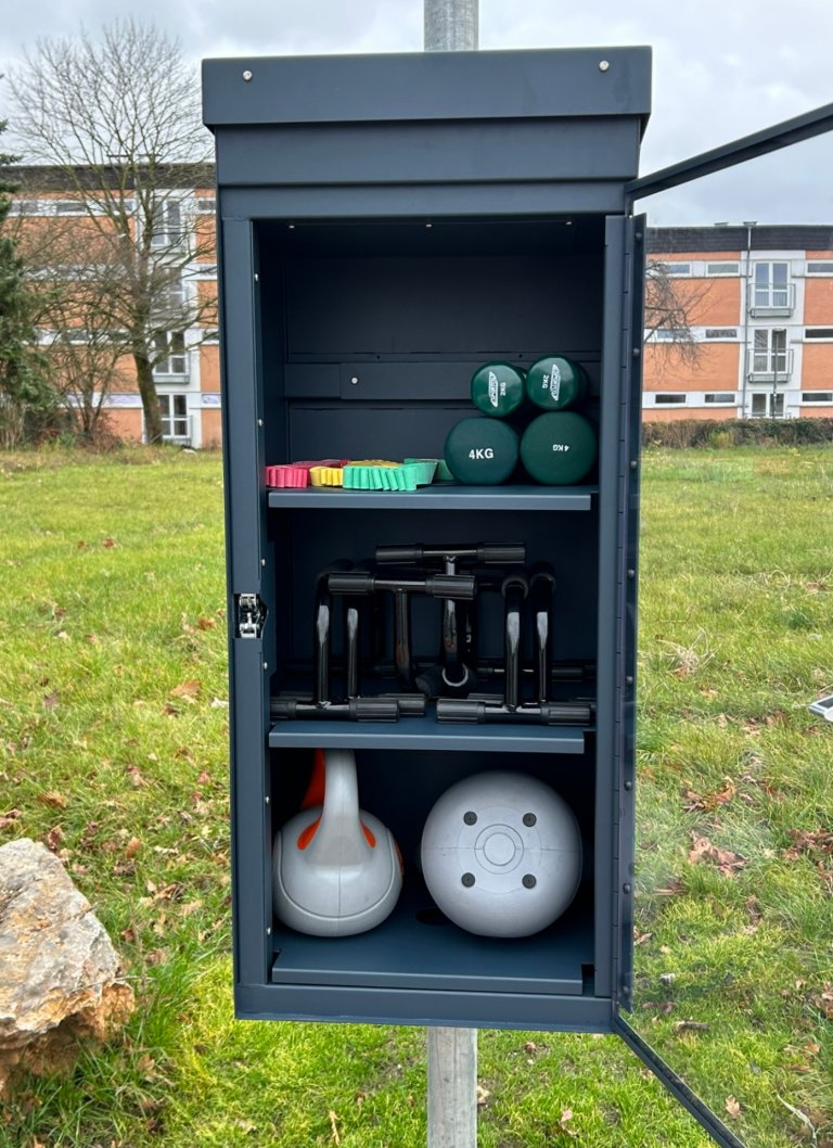 Boîte avec équipement sportif