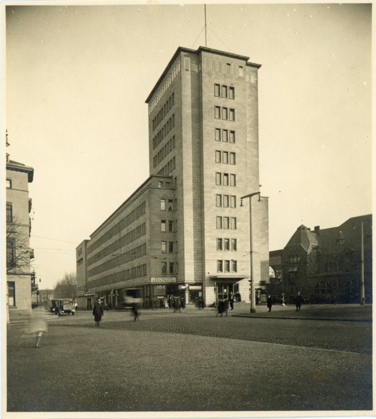 Photo en noir et blanc d'un bâtiment