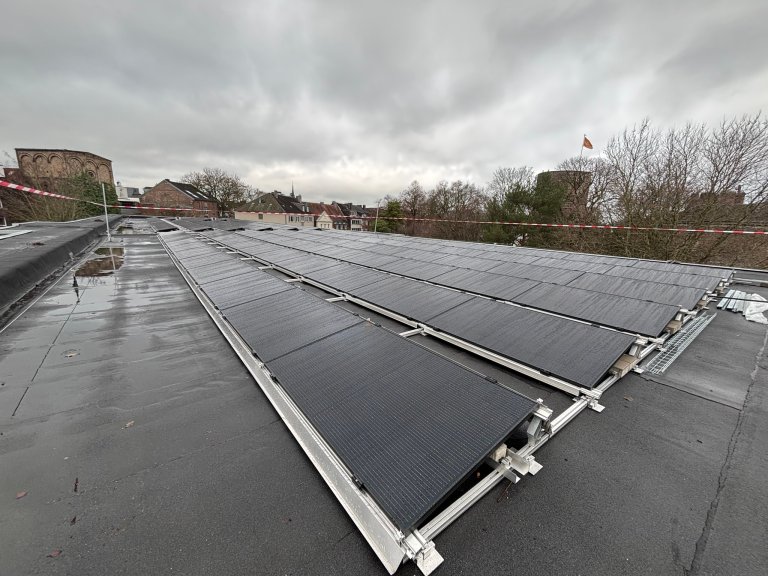 Des panneaux photovoltaïques sur le toit du bunker de la musique