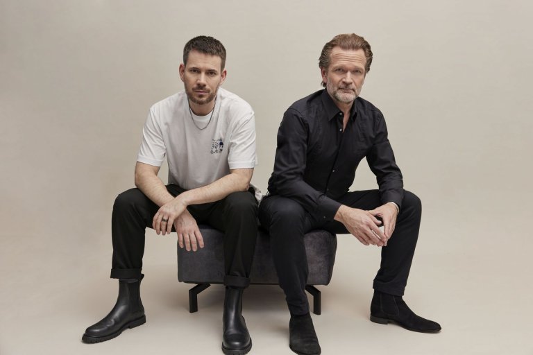 (de gauche à droite) Johannes Strate (chant) et Sebastian Knauer (piano) présentent une combinaison de musique classique et de chansons connues du groupe "Revolverheld".