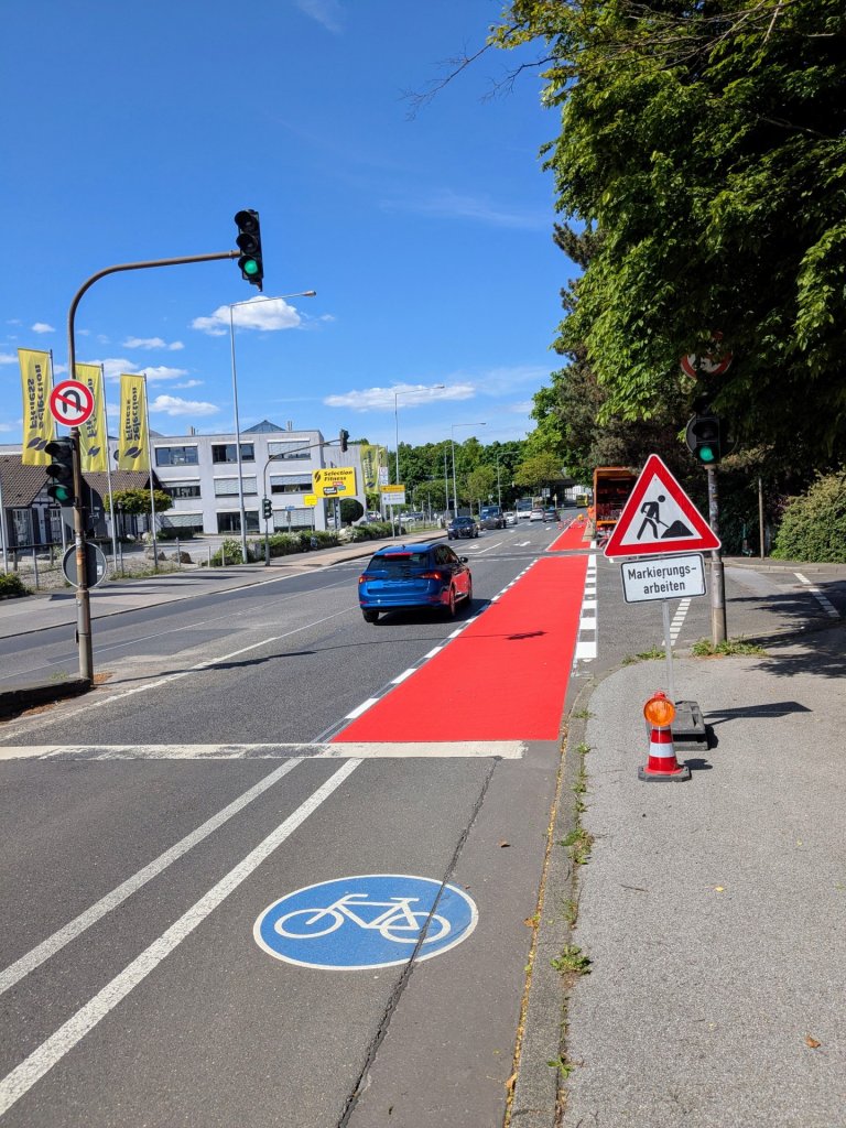 La piste cyclable de la rue Roermond a été refaite. La piste cyclable de la rue Roermond a été refaite.