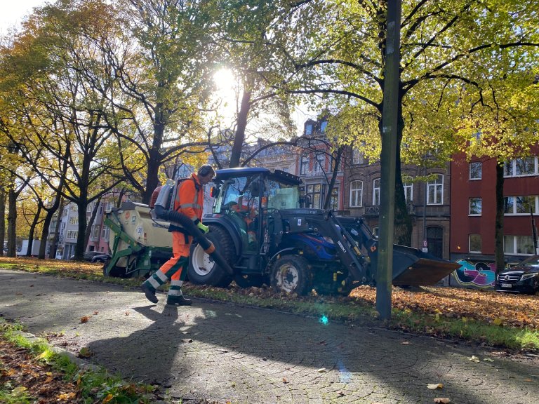 Des employés municipaux ramassent des feuilles mortes sur la Monheimsallee à Aix-la-Chapelle.