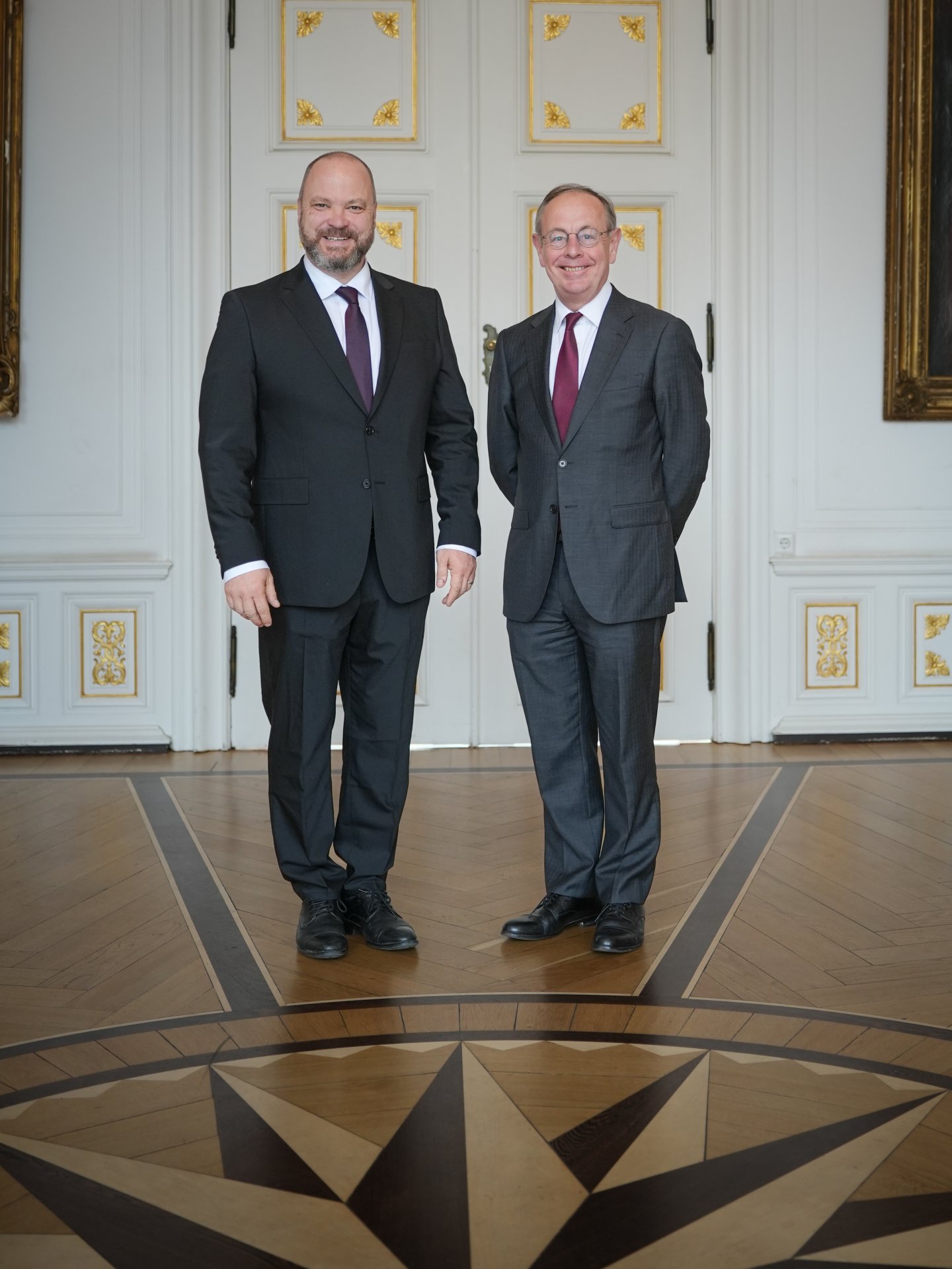 Le maire Michael Ziemons et le directeur de l'UE Patrick Child se tiennent dans la salle blanche de l'hôtel de ville.