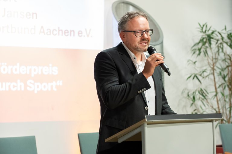 Björn Jansen, président de la fédération sportive de la ville d'Aix-la-Chapelle, lors de son discours.