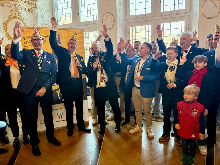 Un groupe de carnavaliers crient Alaaf