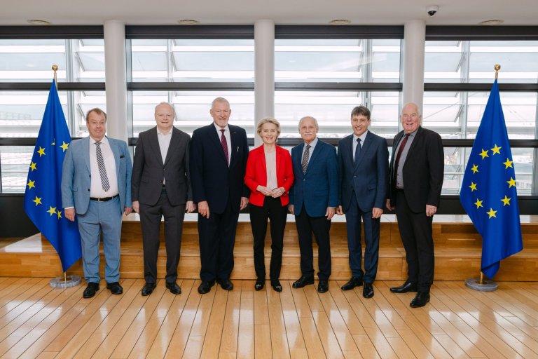 Dr Ursula von der Leyen, présidente de la Commission européenne, se tient au milieu de six hommes.