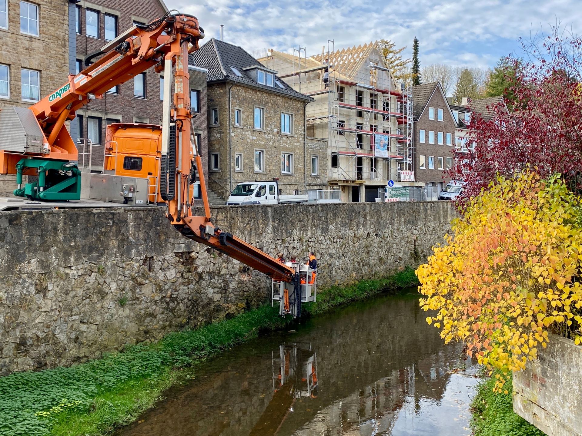 Les ingénieurs* contrôlent l'état du mur de la rive à Kornelimünster à l'aide d'un appareil souterrain.