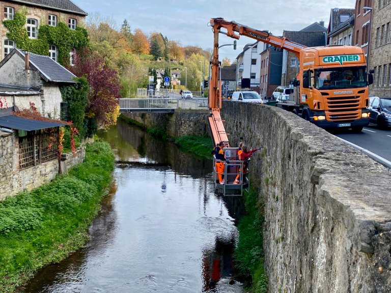 Les ingénieurs* contrôlent l'état du mur de la rive à Kornelimünster à l'aide d'un appareil souterrain.