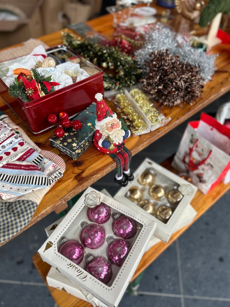 Des articles de décoration de Noël sont présentés sur une table.
