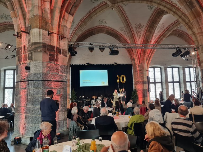 Des gens lors d'un événement dans la salle du couronnement.