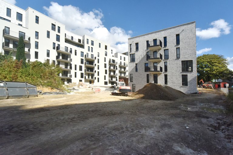 La cour intérieure d'un complexe de nouveaux bâtiments à plusieurs étages.