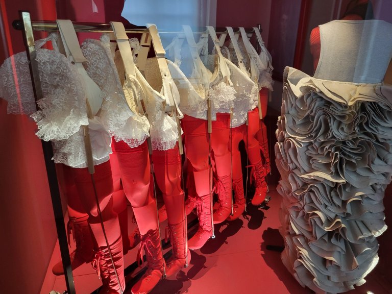 Jambes de cancan au musée Couven Costume de cancan avec jambes mobiles