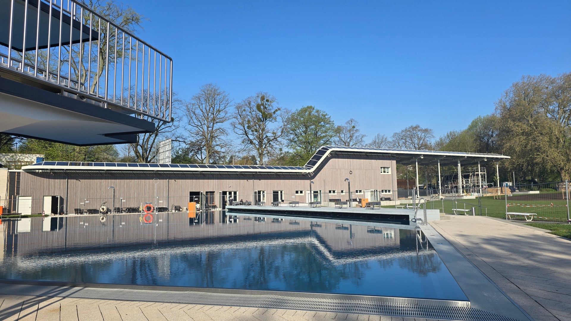 Le nouveau bâtiment de la piscine extérieure