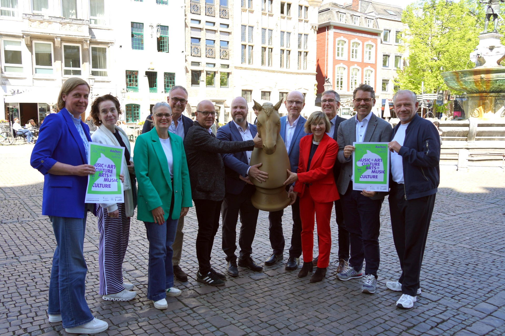 Groupe de personnes sur une place