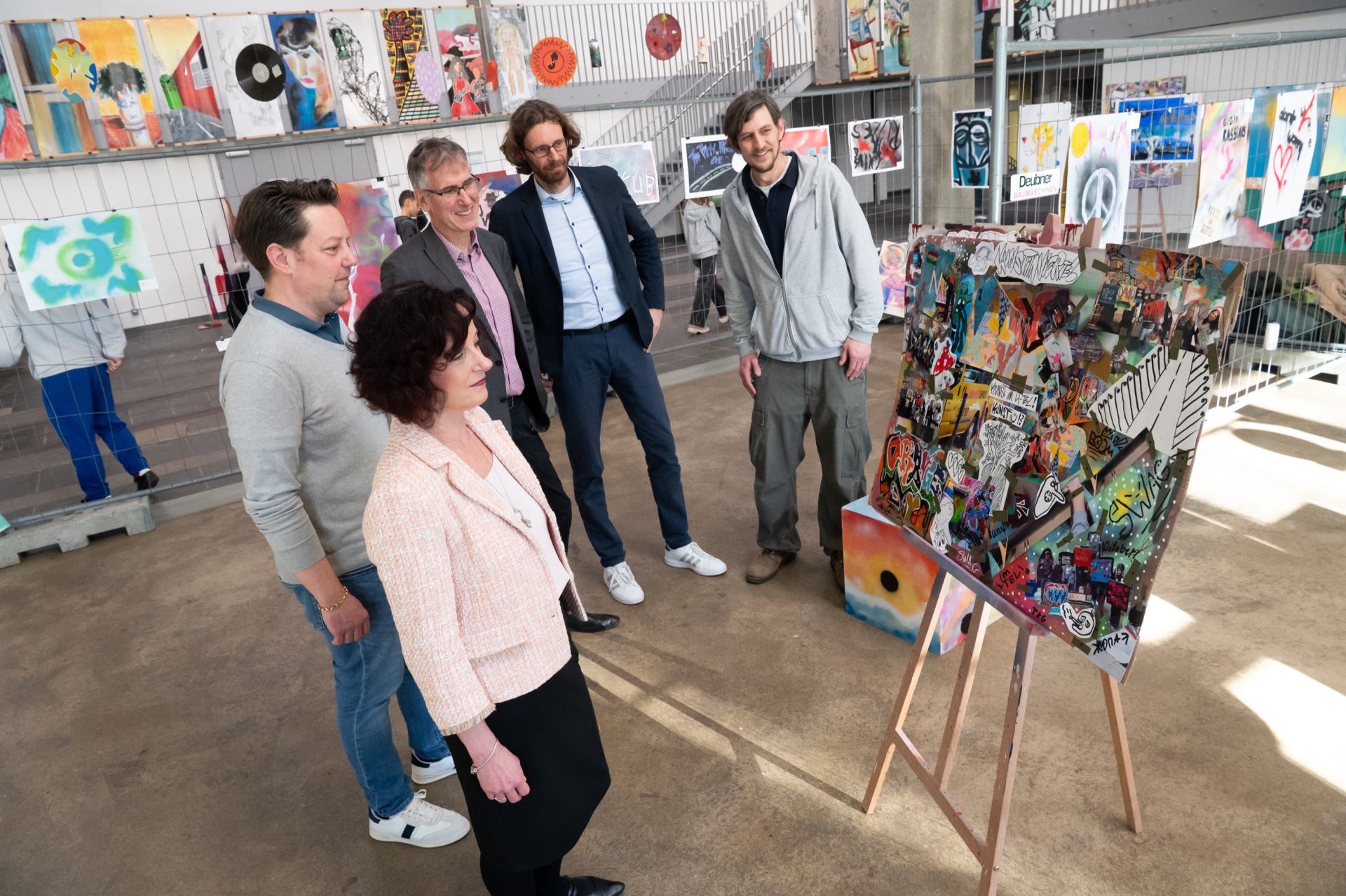 Les gens regardent une image