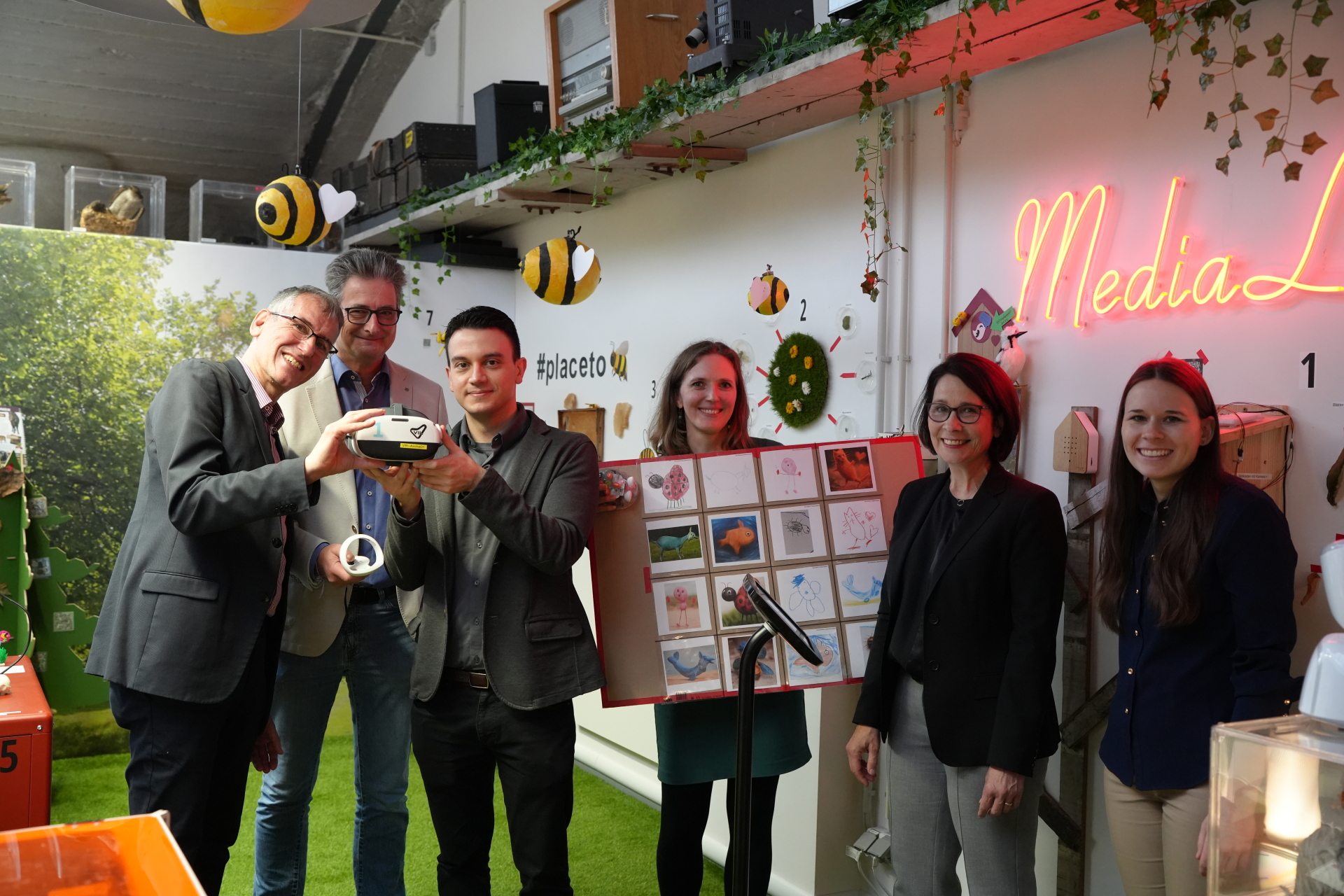 Un groupe de personnes avec des stations d'apprentissage technique à la main.