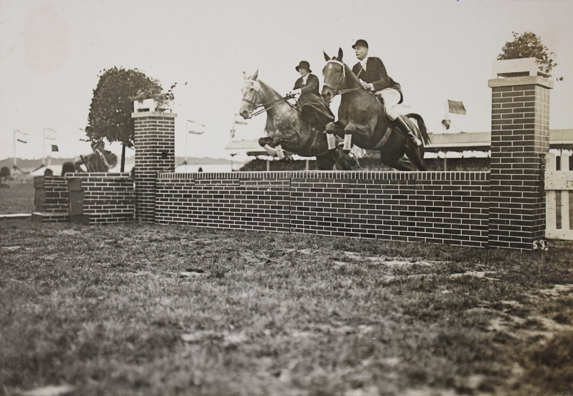 Visite guidée du conservateur le jour du musée pour l'exposition du centenaire du CHIO Saut par paires au CHIO 1925
