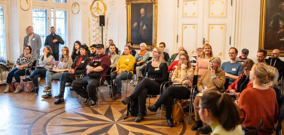 Leden van de burgerraad tijdens de openingsbijeenkomst in het stadhuis