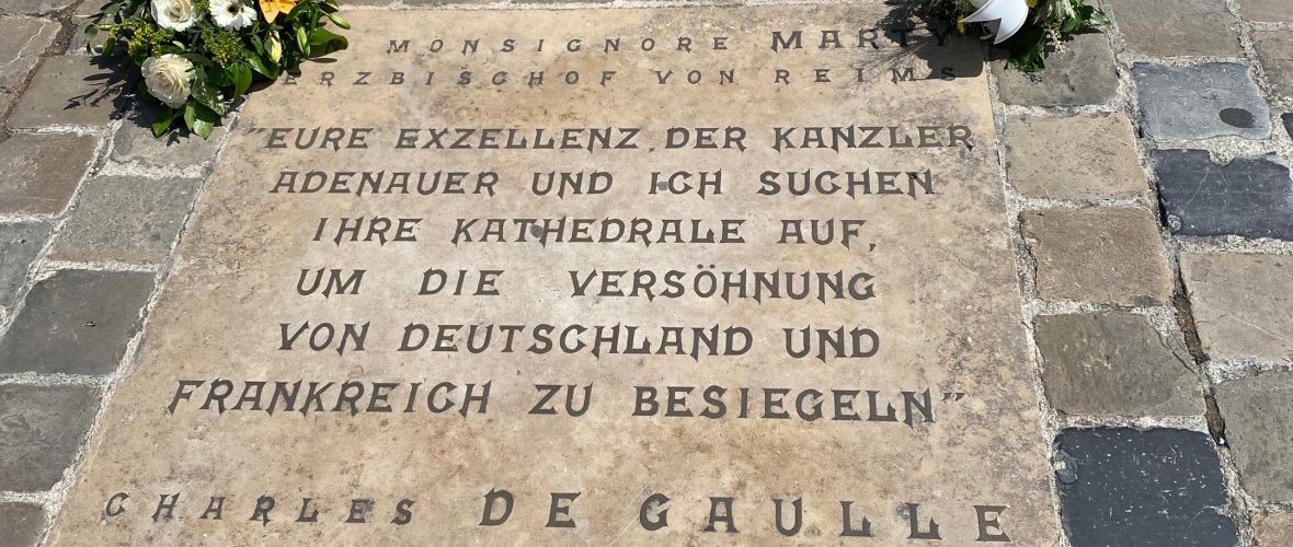 Herdenkingsplaat voor Frans-Duitse verzoening Plaquette ter herdenking van de Frans-Duitse verzoening voor de kathedraal in Reim