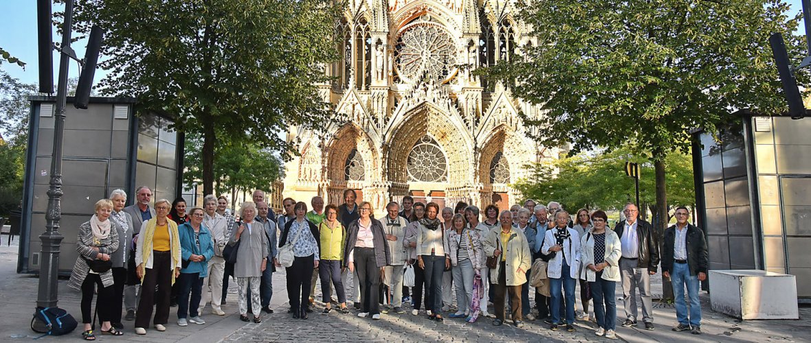 Akense leden voor de kathedraal in Reims