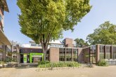 Vooraanzicht van het gebouw van de stadsbibliotheek