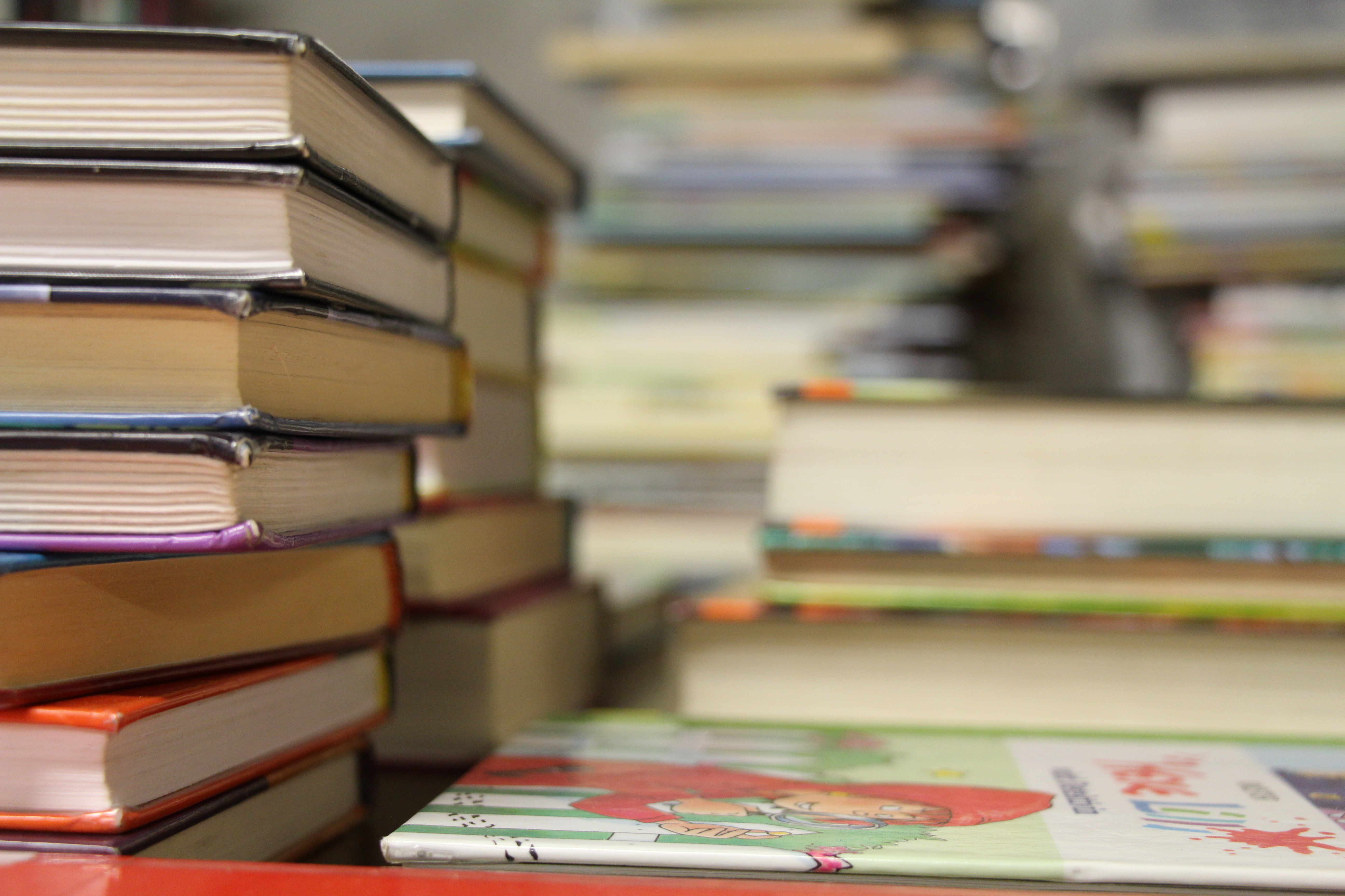 verschillende stapels boeken