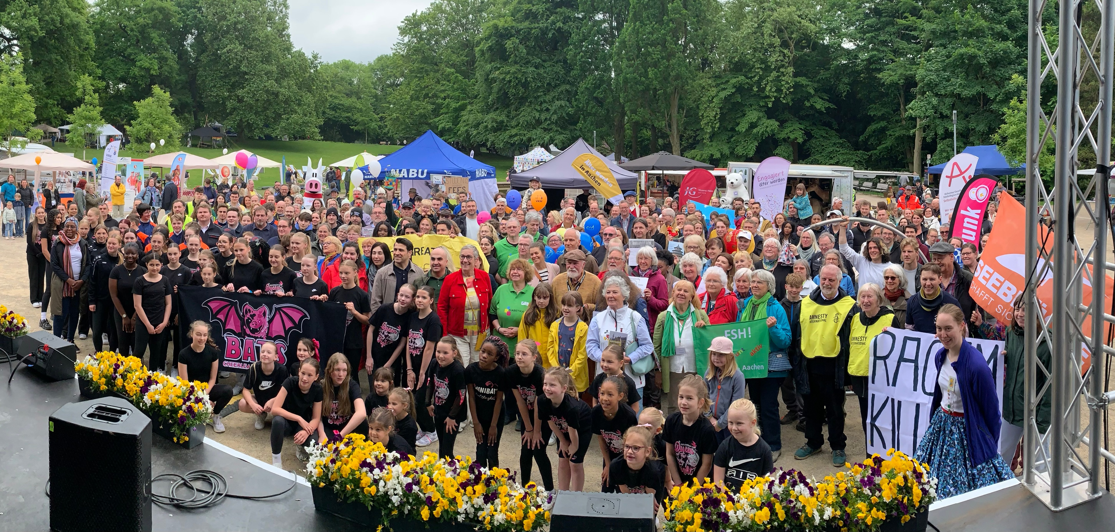 Veel mensen voor het podium in het stadspark van Aken.