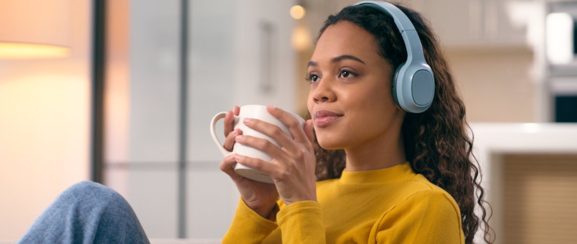 Een vrouw ontspant terwijl ze naar een podcast luistert.
