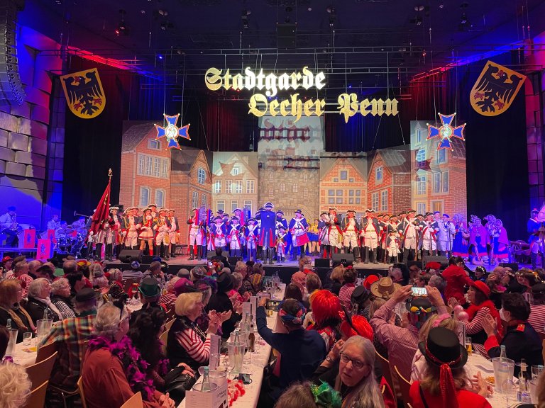 Carnaval vergaderzaal met senioren