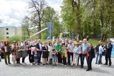 Mensen voor de glijtoren in Preuswald. Feestelijke opening van het wijkpark.