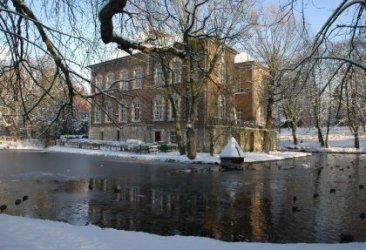 Kasteel Schönau met vijver