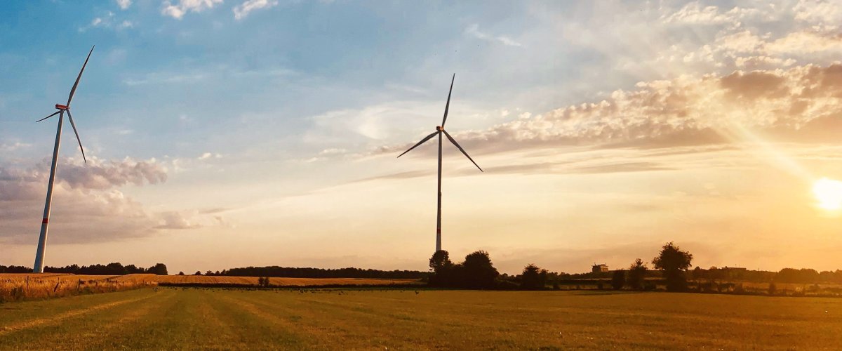 Windturbines bij Horbach bij zonsondergang Windturbines bij Horbach bij zonsondergang