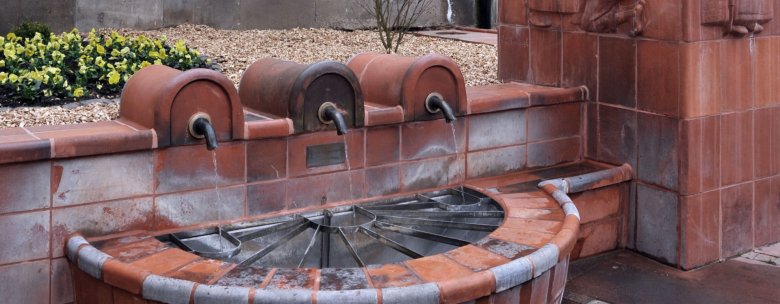 Thermale fontein in Burtscheid. Close-up van de drie kranen.