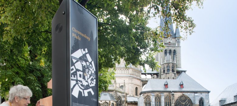 Vrouw kijkt in de Chronoscoop Pfalz