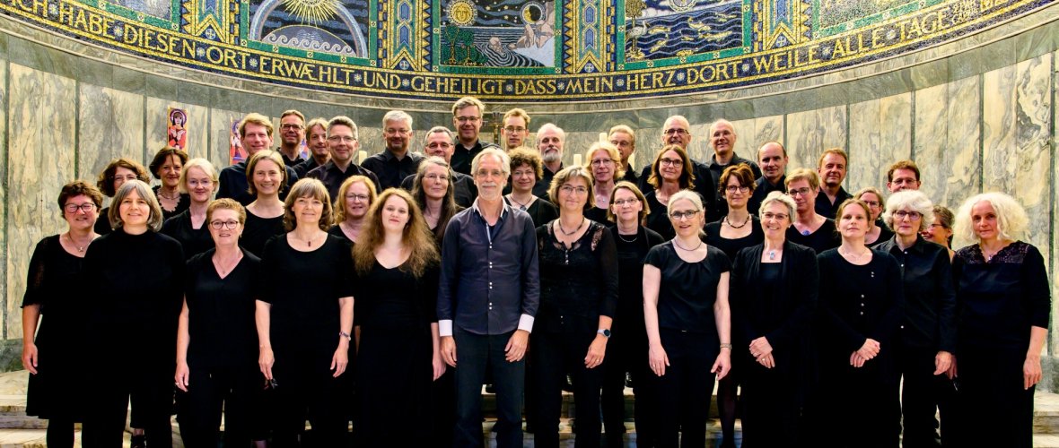 Koorfoto in een klassieke setting in een kerk