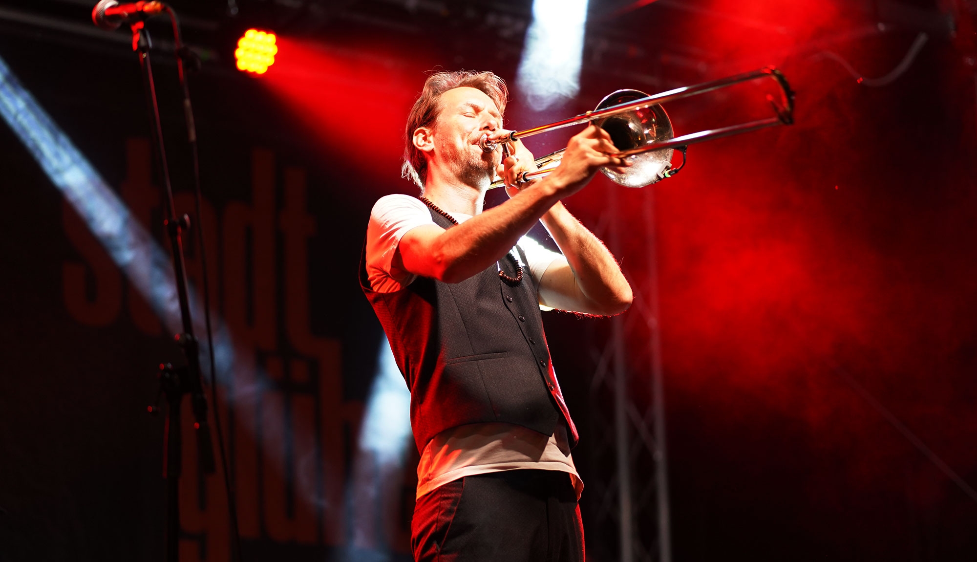 Een trombonist op het podium