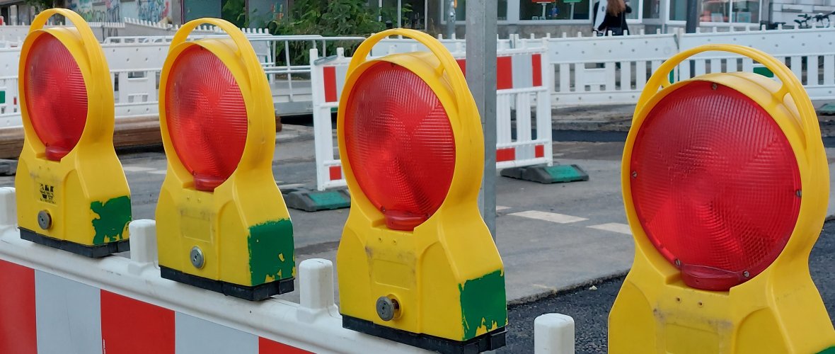 Bouwplaats met schuit en bouwplaatslamp