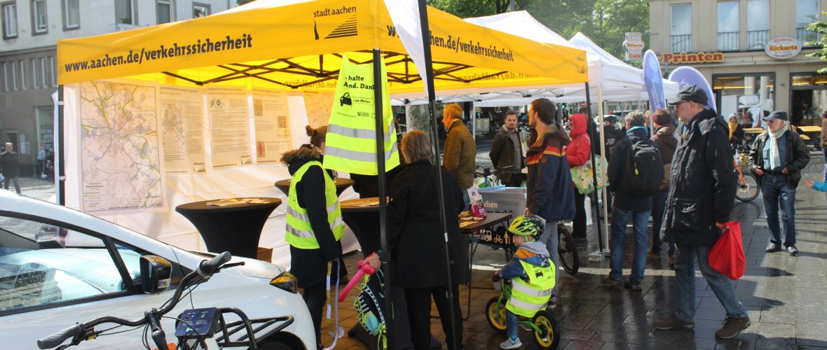 Verkeersveiligheidsstand op de fietsdag in Aken