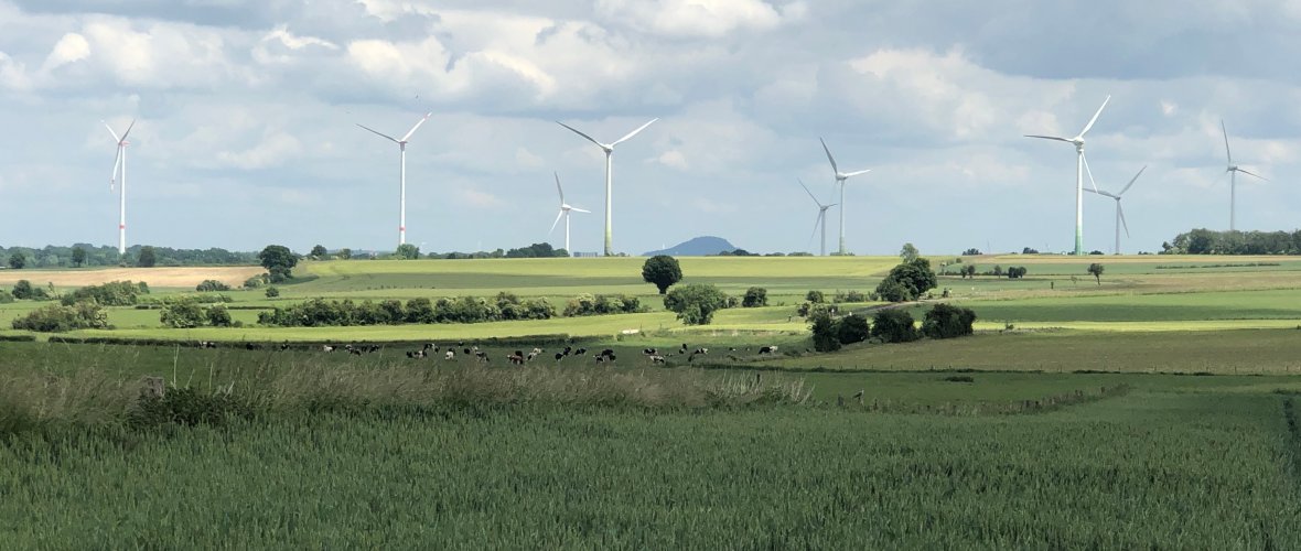 Huidige locatie van windturbines in Aken-Vetschau. Je ziet hier verschillende windturbines in een open landschap.