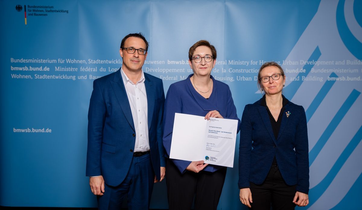 Een landschapsarchitect heeft namens de stad Aken de subsidiebeschikking uit het BMWSB-programma „Aanpassing van stedelijke ruimtes aan de klimaatverandering” van het Duitse ministerie van Bouw in ontvangst genomen.