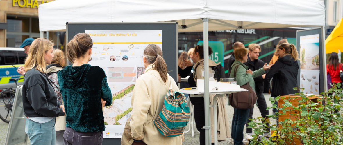 Bezoekers aan het theaterplein op de Dag van de Stadsontwikkeling