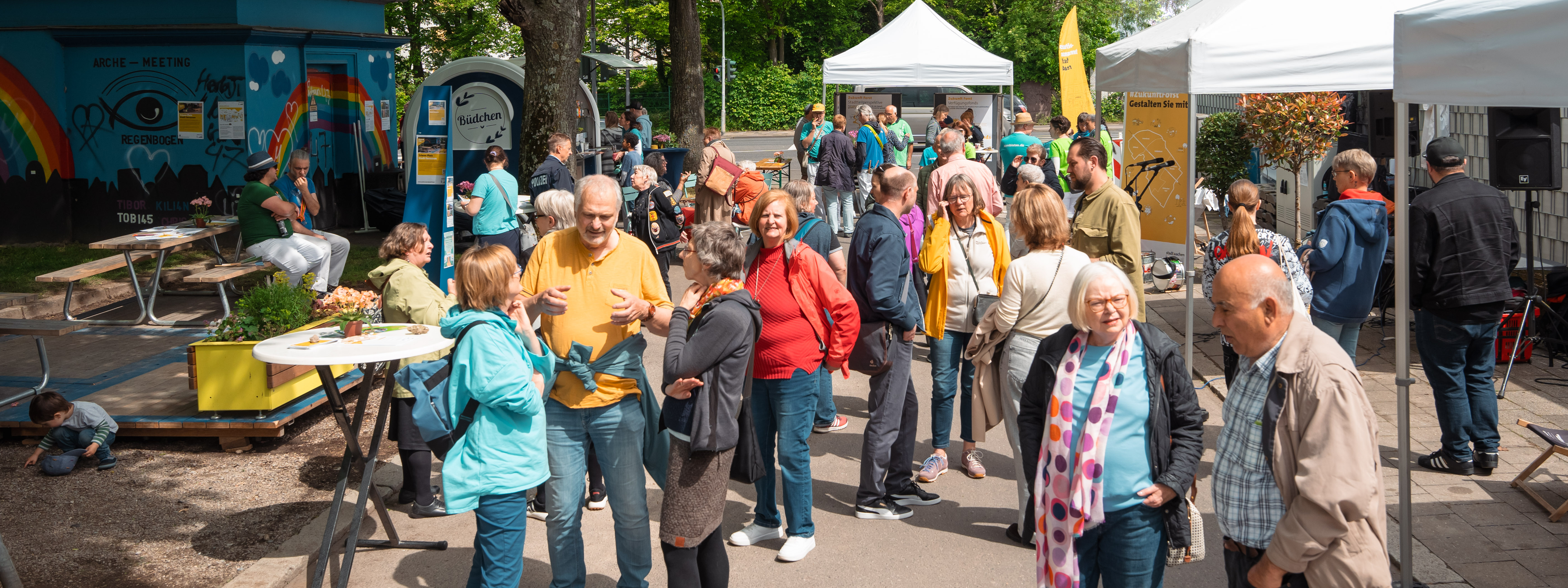 Bezoekers van het buurtfestival maken een praatje met elkaar